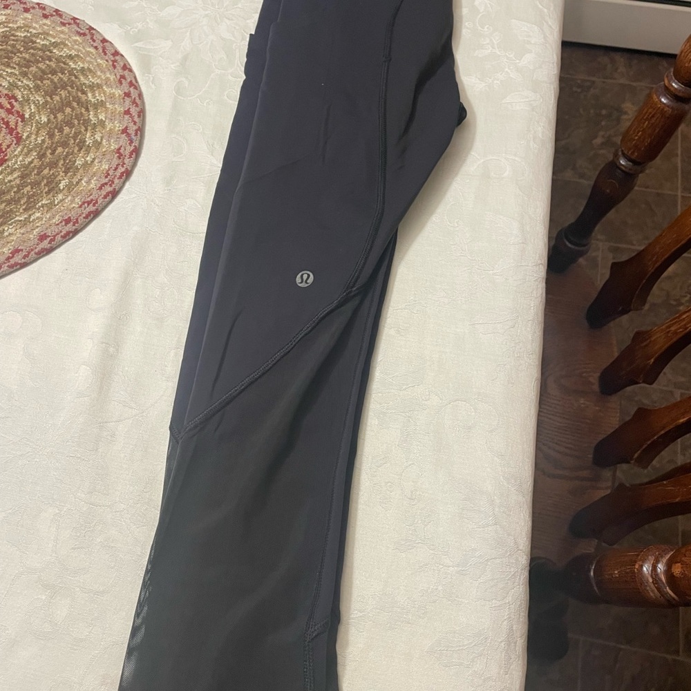 womans Lululemon leggings size 2 mesh bottom good condition black color